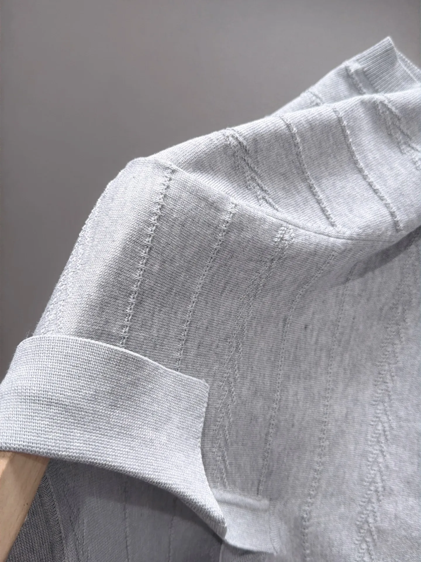 LP high quality Loro Piana 26ss New Arrival men's short-sleeved T-shirt. Made of combed cotton yarn knitted cotton fabric, no pressure when entering and exiting the counter. Exclusive control of raw materials. It feels substantial when weighed, and the upper body is more textured than ordinary T-shirts. This texture can handle the weather easily and is suitable for both hot and cold! Loose fit design, looks noble. The only correct version is available Size: M to 3XL